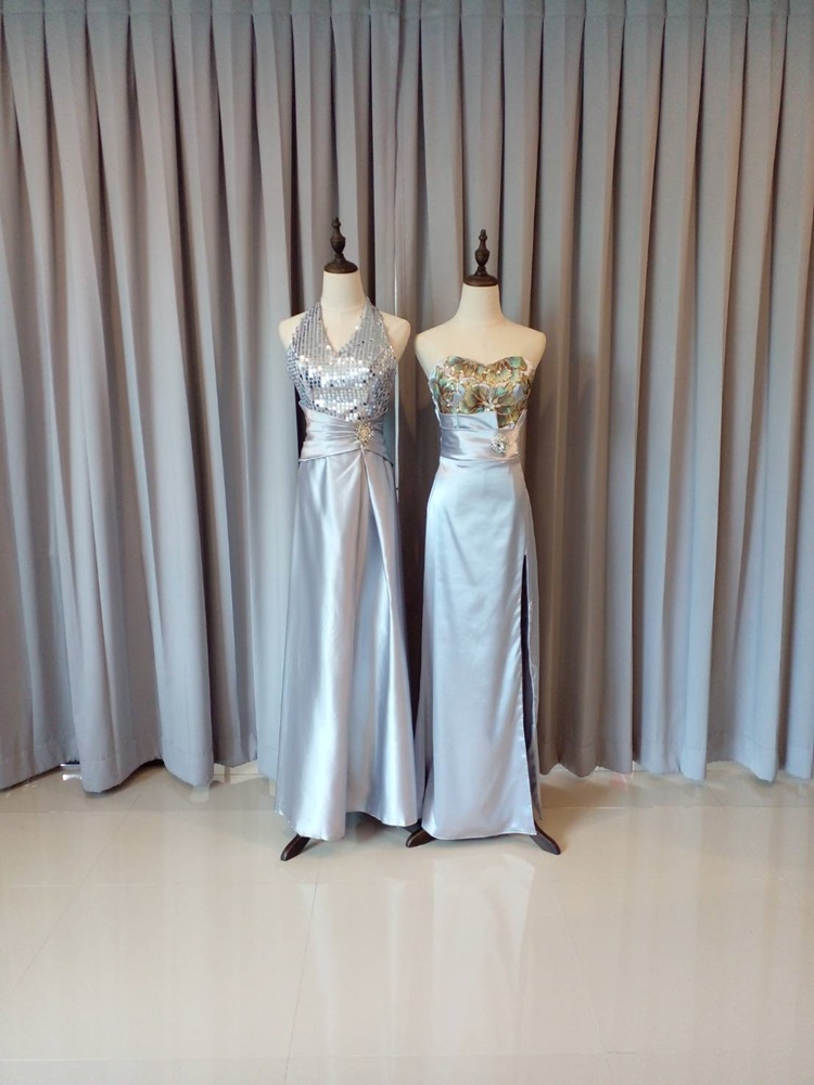 พร้อมเช่า ชุดราตรียาว สีเงิน เกาะอกลูกไม้ปัก ทรงหางปลา ผ้าซาติน