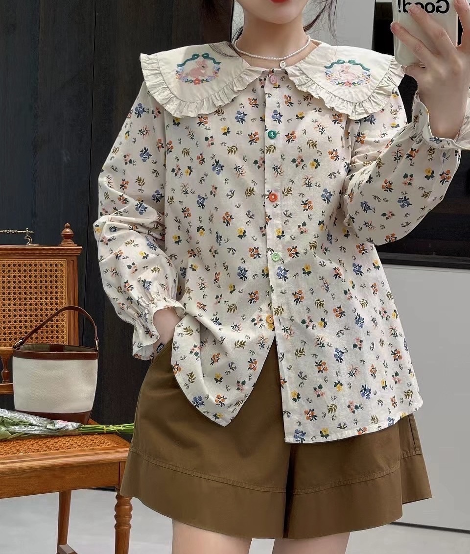 เสื้อคอบัวผ้าฝ้ายลายดอกไม้แต่งกระดุมสี