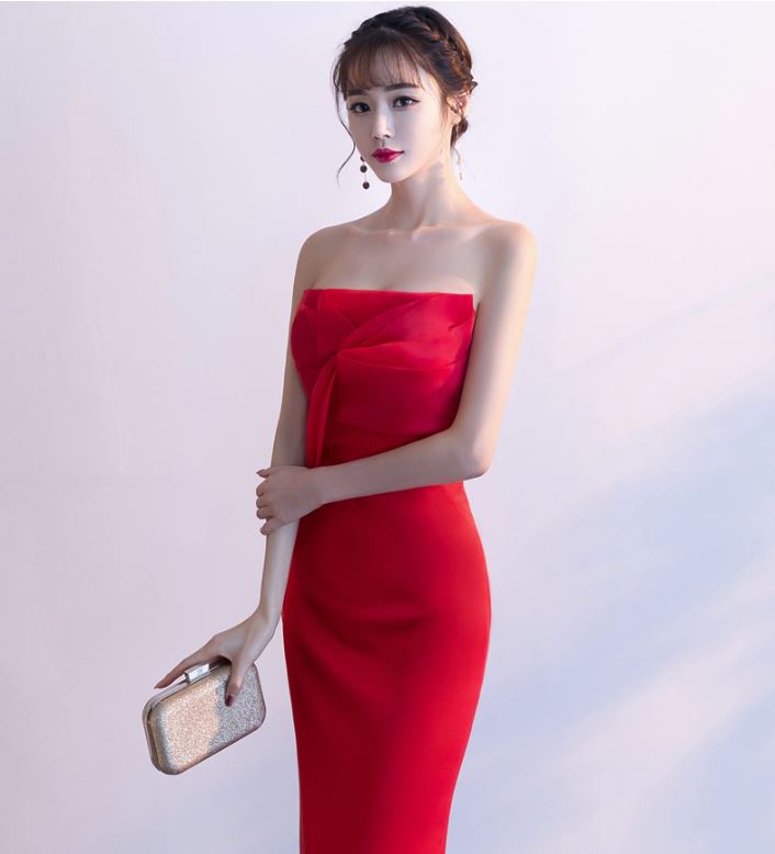 พร้อมเช่า ชุดเจ้าสาว/เพื่อนเจ้าสาว ราตรียาว แบบเกาะอก ทรงหางปลา สีแดง เรียบหรู แต่งผ้าแก้วช่วงอก กระโปรงผ้าซาติน ชายยาว (เชือกผูกหลัง)