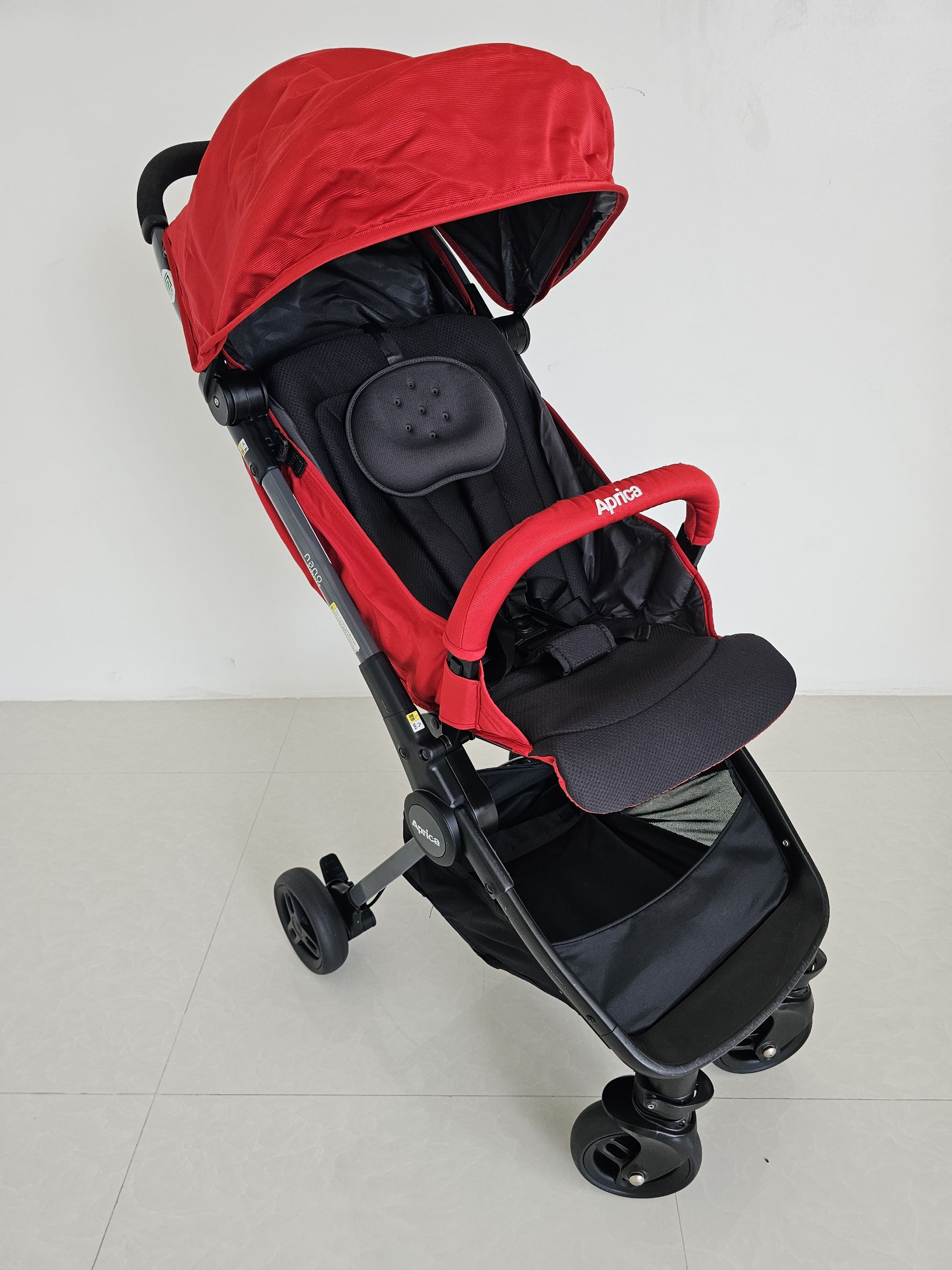 รถเข็น Aprica รุ่น nano smart สีแดง พับเก็บเล็ก มีถุงใส่ หิ้วขึ้นเครื่องได้เลย