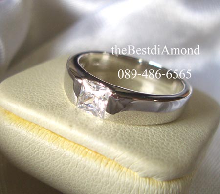 BR956RD+++แหวนunisex เพชรสี่เหลี่ยม+++ เก๋สุดๆ เรียบ หรู ดูมี class ฝังแบบหนีบ เพชรแบบPrincess cut ด้วยทองแบบเงาๆใส่เป็นแหวนคู่ชายหญิงได้เลยค่ะ