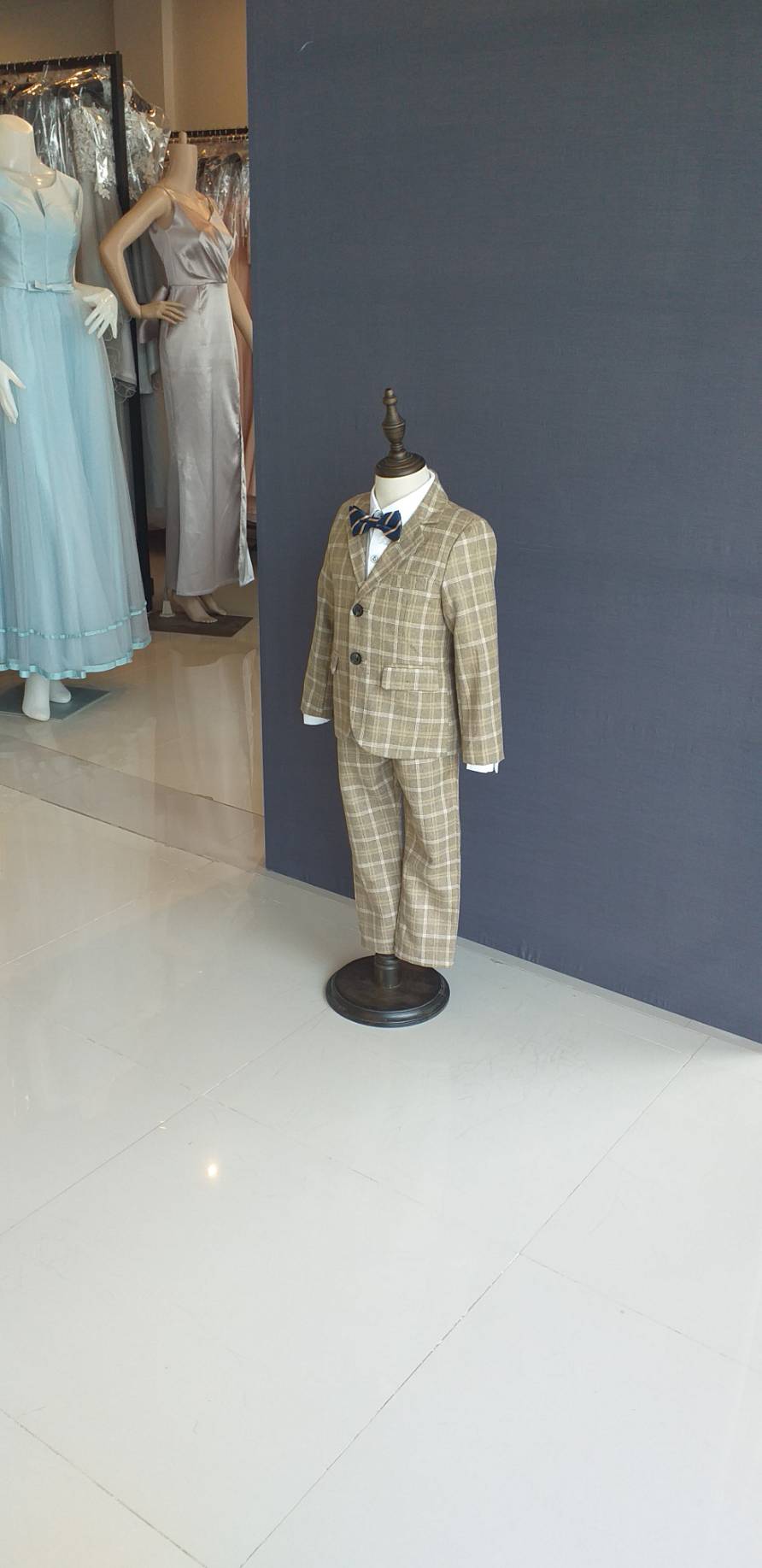 พร้อมเช่า ชุดสูทเด็กชาย สีกากีลายตาราง ** พร้อมเช่าไซส์ 100 , 110 , 120,130,140,150 **