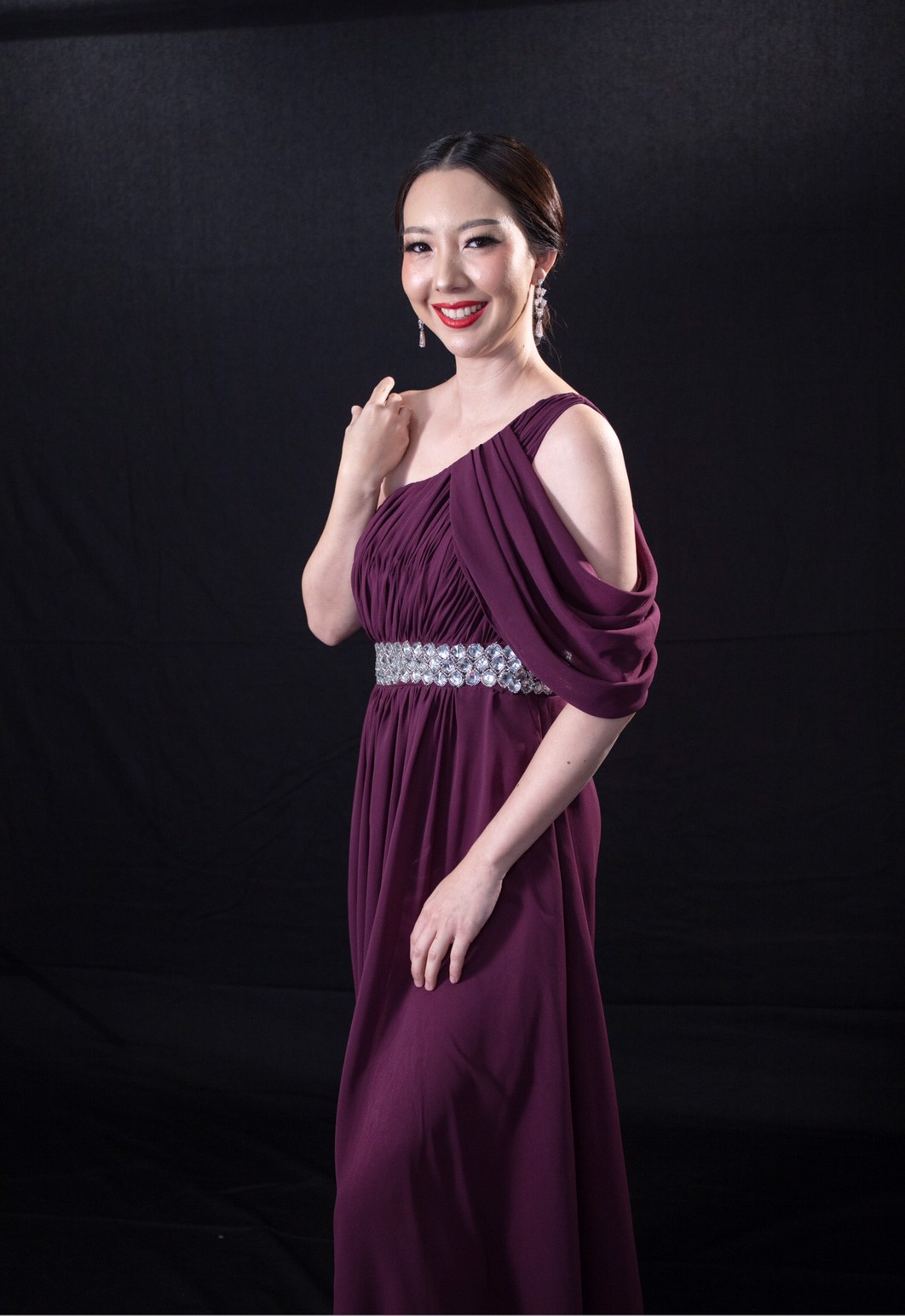 พร้อมเช่า ชุดราตรียาว เกาะอกไหล่เดียว อกจับจีบ เปิดไหล่ซ้ายแบบเปรี้ยว ปักเลื่อมช่วงเอว สีม่วง