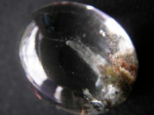 QU0011 QUARTZ แก้วปวก แซมด้วยแท่งแร่แทงชี้ขึ้นกลางเม็ด ขึ้นปกคลุมด้วยปุยแก้วขนเหล็กในเนื้อแก้ว ขนาดแก้ว 21.40 x 25.92 x 13.00 mm. นน. 50.68 ct