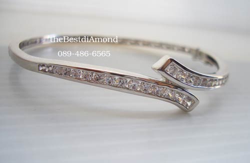 BB035RD+++กำไลแถวแบบเกย+++กำไลน่ารักๆๆๆ เป็นแถวมาเกยกัน เรียบ แต่ดูดี ใส่ติดข้อมือได้เลย หรูหราพอสมควร มีดีไซน์ งานเรียบร้อย เพชรสวยมากๆ