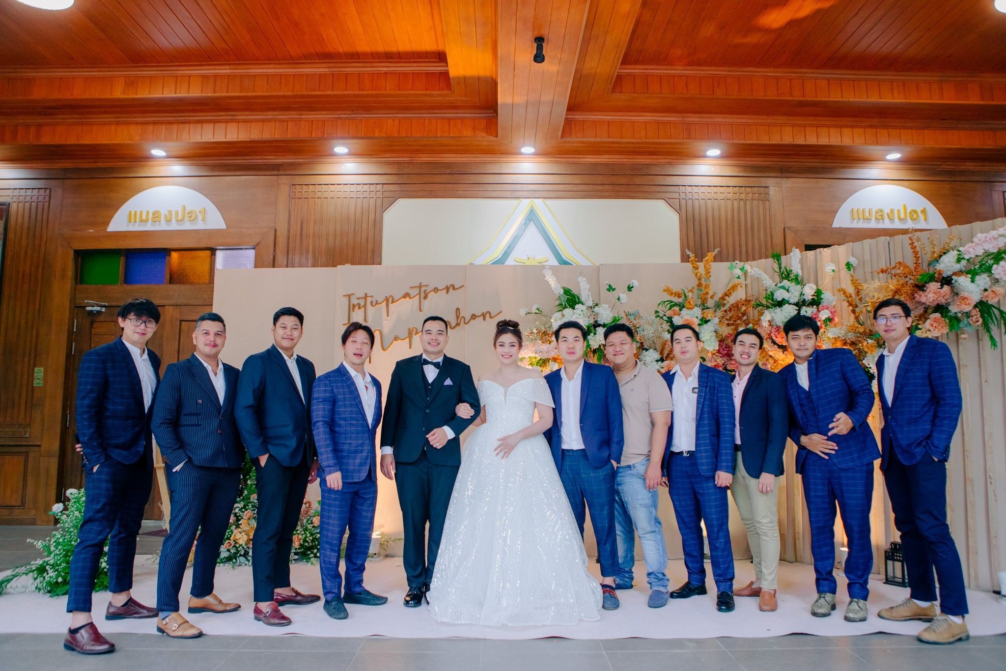 พร้อมเช่า ชุดสูทชาย สีน้ำเงิน ลายตาราง ทรงเข้ารูป สไตล์เกาหลี พร้อมเสื้อกั๊ก