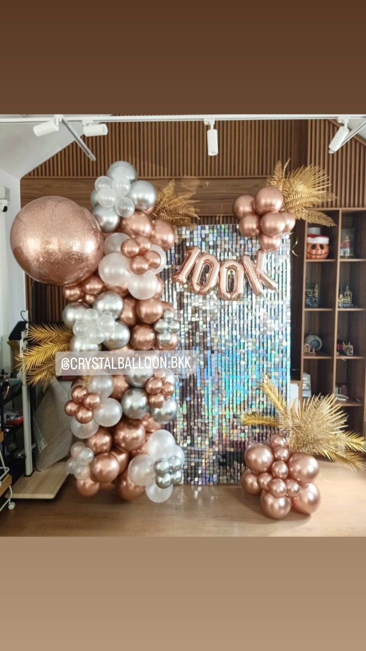 Organic Backdrop ฉลองครบรอบ ฉากวิบวับ สีเงิน ขนาด 1.5x2 เมตร Theme สีโรสโกล พร้อม ฟอยล์ตัวอักษร 16" 4 ตัวอักษร,ประดับใบไม้ทอง พร้อมตกแต่ง สามารถเปลี่ยนสีลูกโป่ง/เปลี่ยนสี-ฟอยล์ตัวอักษรได้