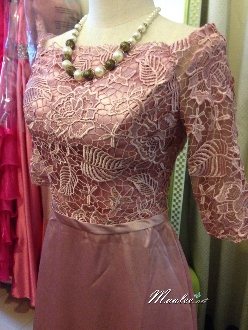 พร้อมเช่า ชุดราตรียาว แบบปาดไหล่ สีชมพูNude ผ้าซาติน แต่งลูกไม้ (เชือกผูกหลัง)