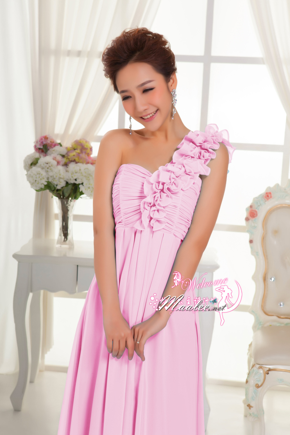 พร้อมเช่า ชุดราตรียาว ไหล่เดียว จับเดรปหน้าอก แต่งระบายช่วงไหล่ สีชมพู