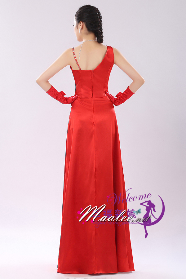 พร้อมเช่า ชุดราตรียาว ไหล่เฉียง สีแดงก่ำ จับจีบที่เอว คอประดับลูกปัดคริสตัลสวยหรู