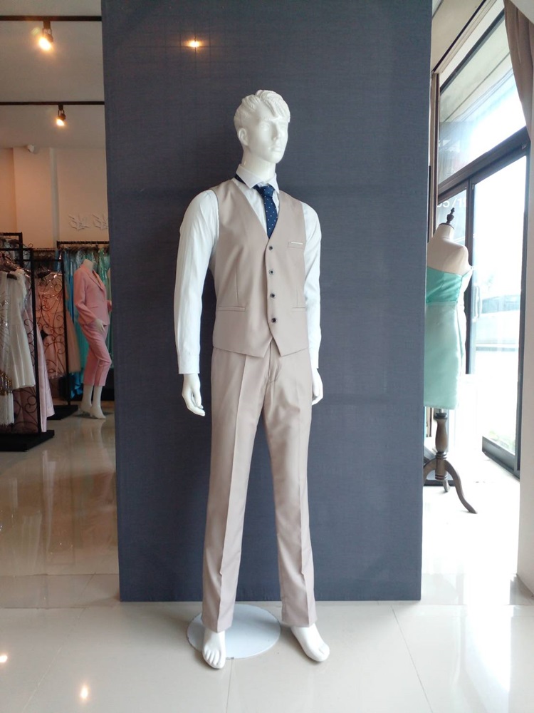 พร้อมเช่า ชุดสูทชาย สีเบจ คลาสสิก รุ่นกระดุมเดียว (พร้อมเสื้อกั๊ก)