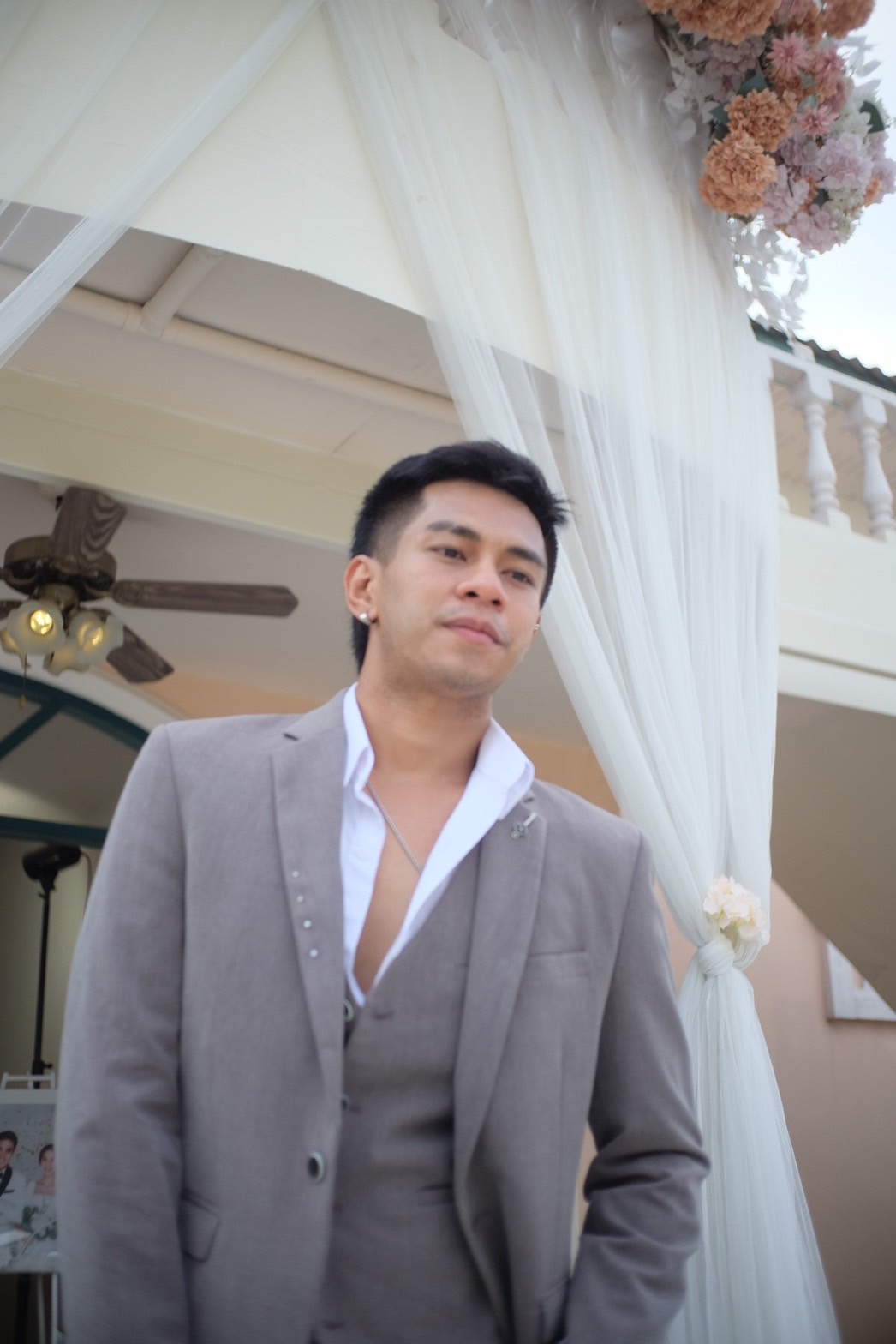 พร้อมเช่า ชุดสูทชาย สีน้ำตาล ทรงเข้ารูป สไตล์เกาหลี พร้อมเสื้อกั๊ก