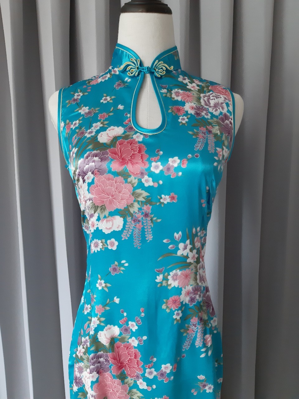 Pre-order กี่เพ้า ผ้าแพร สีฟ้า พิมพ์ลายดอกไม้ ตัดเย็บอย่างดี