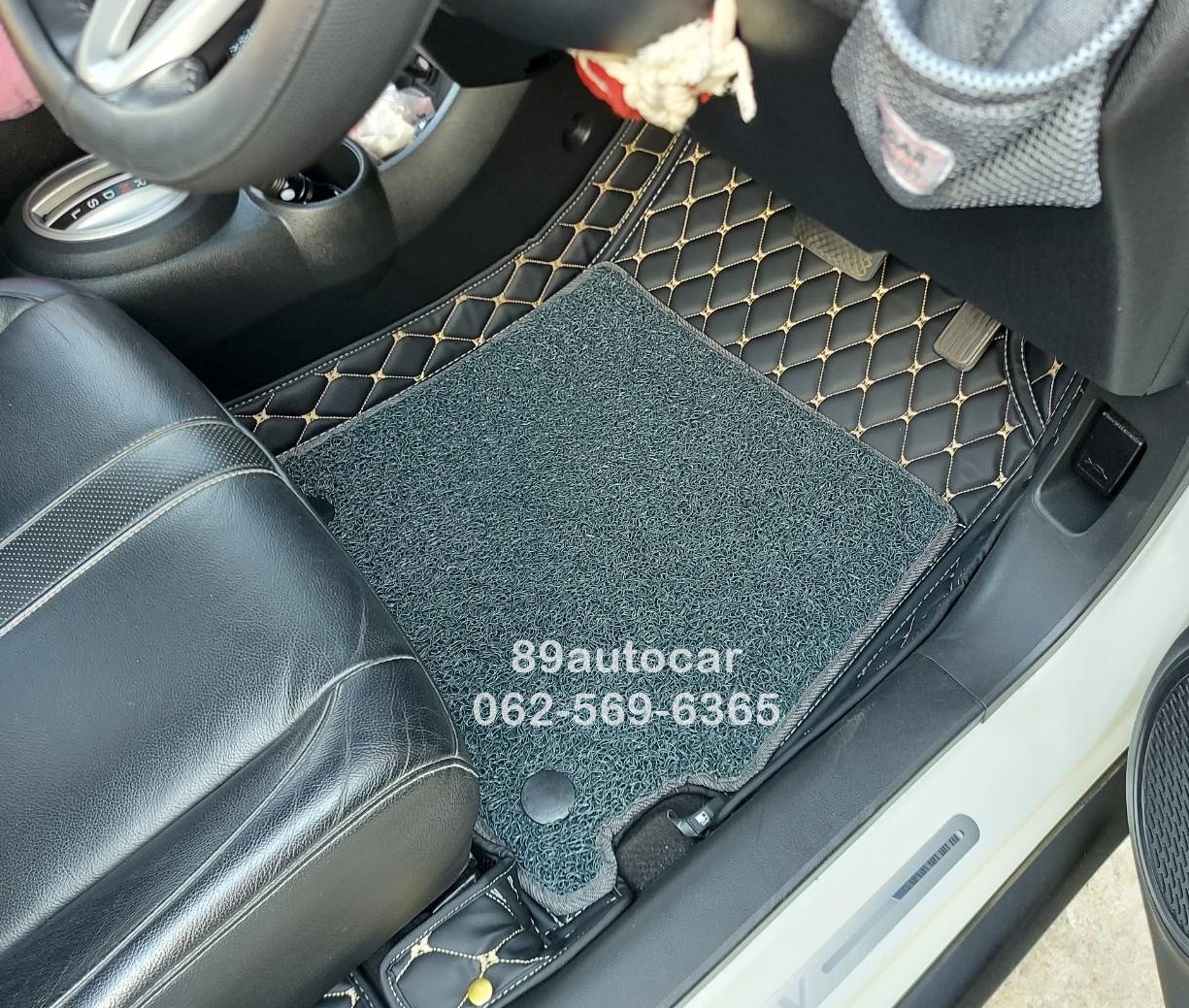 ตัดพรมในรถ Honda BR-V 7 ที่นั่ง ปูพรม7D สีดำด้ายทอง + พรมดักฝุ่นสีเทา เข้ารูป