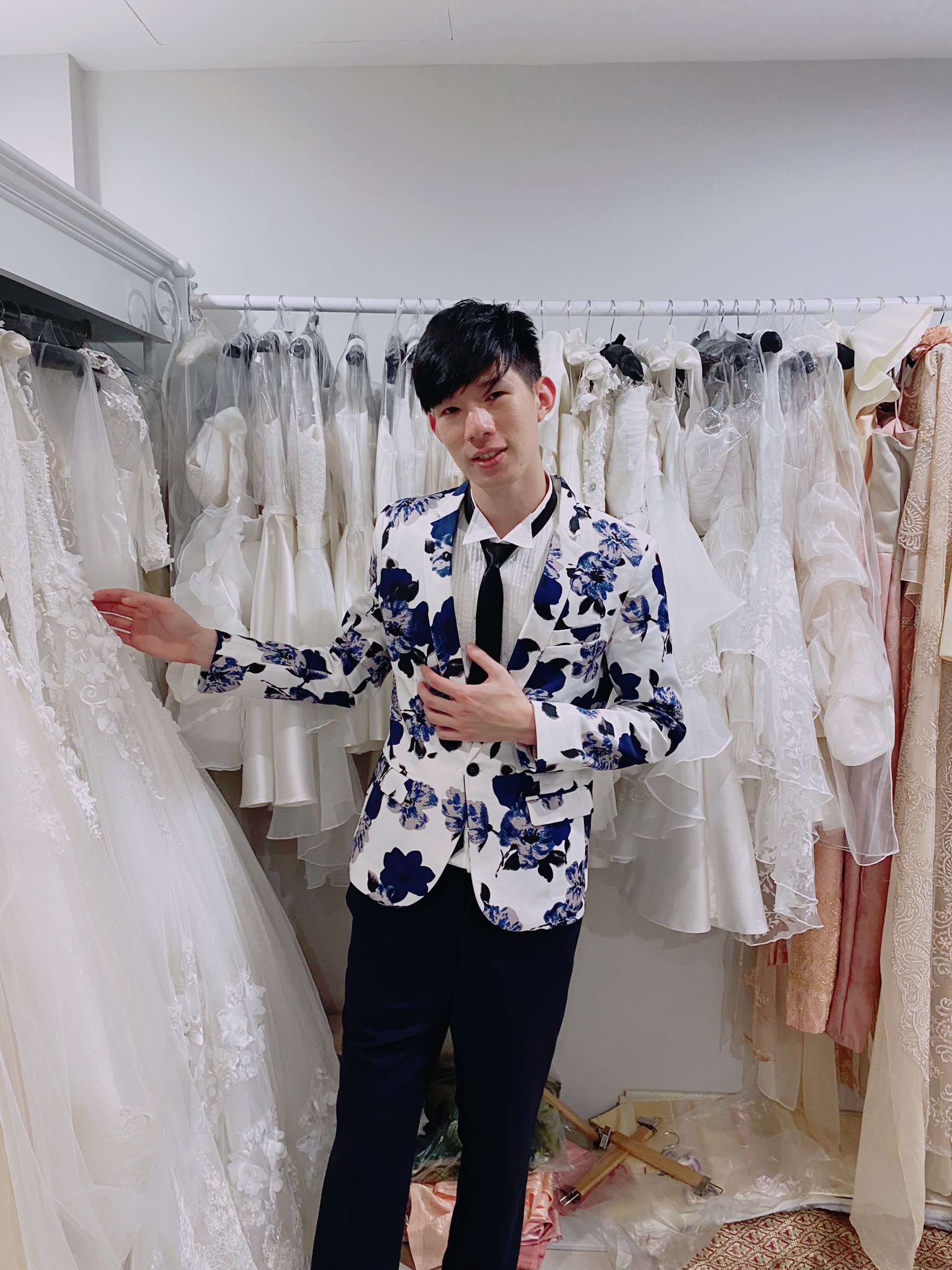 พร้อมเช่า ชุดสูท สูทชาย สีขาว พิมพ์ลายดอกไม้โทนน้ำเงิน แนวแฟนซี (ไม่มีเสื้อกั๊ก)