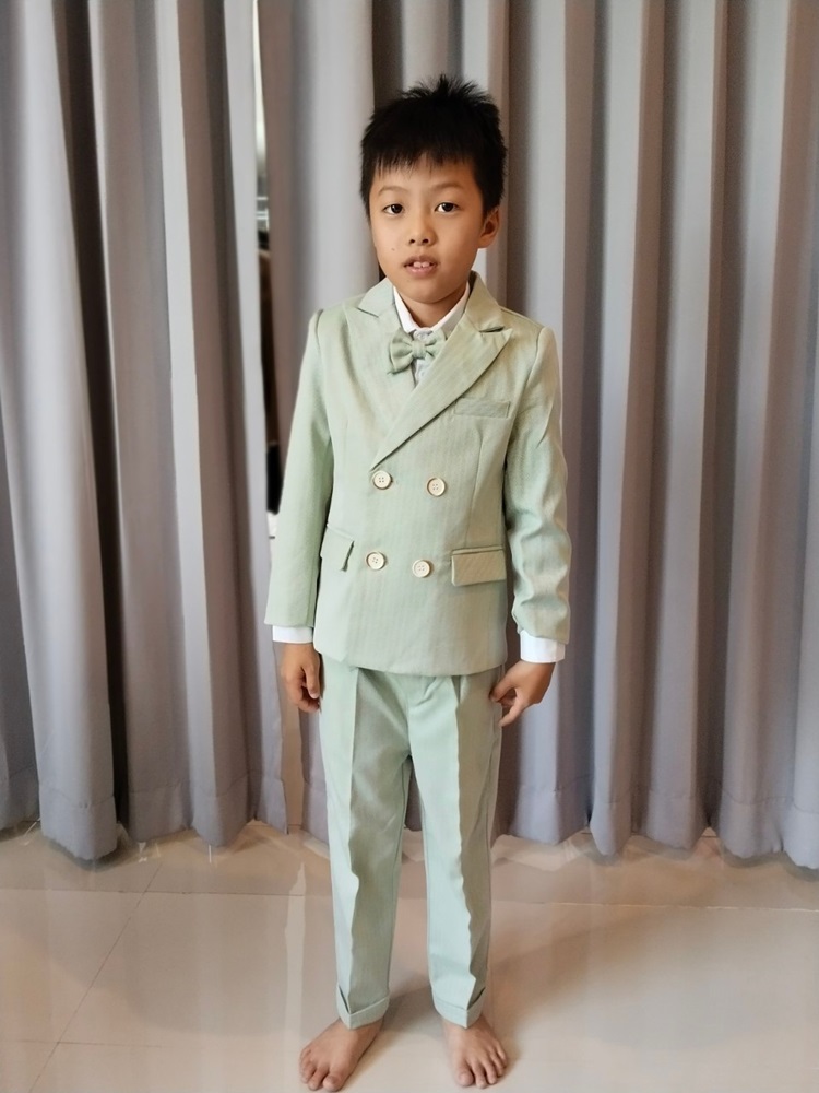 พร้อมเช่า ชุดสูทเด็กชาย สีเขียว กระดุมสองแถว ทอลายในเนื้อผ้า **พร้อมเช่าไซส์ 120, 150**