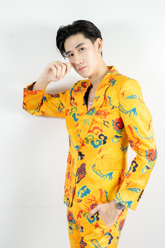 พร้อมเช่า ชุดสูทจีนชาย สีเหลืองทอง พิมพ์ลายกราฟฟิก สไตล์จีน *ไม่มีเสื้อกั๊ก*