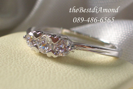 BR078RD+++แหวนเพชร3เม็ดขนาดเล็ก+++ เพชรวางเรียง 3 เม็ด ยกสูงขึ้นเล็กน้อยพอสวย เรียบๆใส่ได้ตลอด ไม่เว่อร์ แต่ดูดีค่ะ