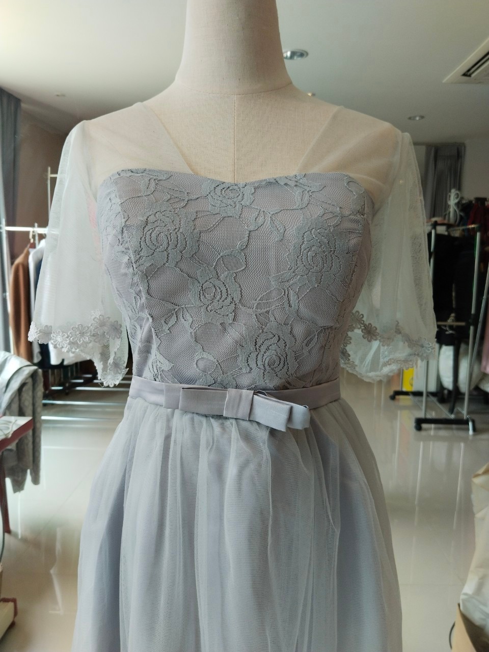 พร้อมส่ง ชุดราตรีสั้น เพื่อนเจ้าสาว กระโปรงตาข่าย สีเทา แบบ C แขนระบาย พรางต้นแขน อกแต่งลูกไม้ พร้อมโบว์คาดเอว (จับสม๊อกด้านหลัง)