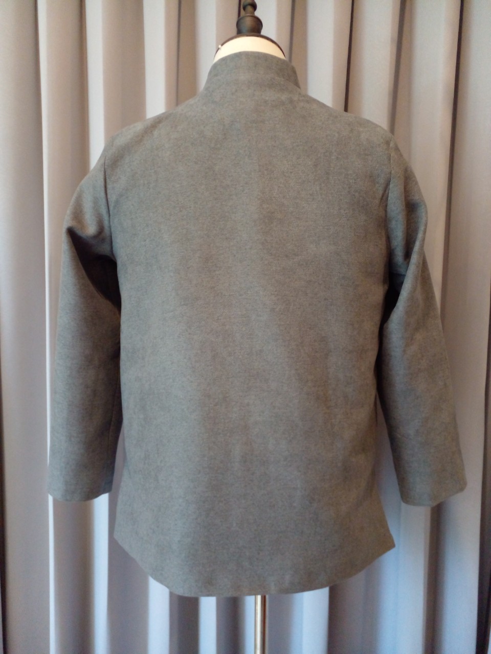 พร้อมส่ง ชุดจีน ชาย เสื้อคอจีน ผ้าไหมจีน สีเทา กระดุมหน้า (L)