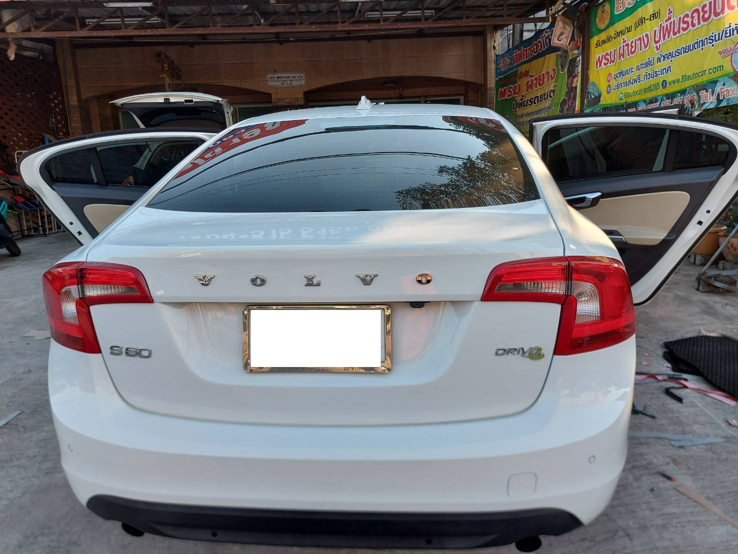 ขายพรมปูพื้นรถยนต์ Volvo S60 2012 ปูพรม7D สีดำด้ายแดงขอบแดง + พรมดักฝุ่นสีแดง + ท้าย