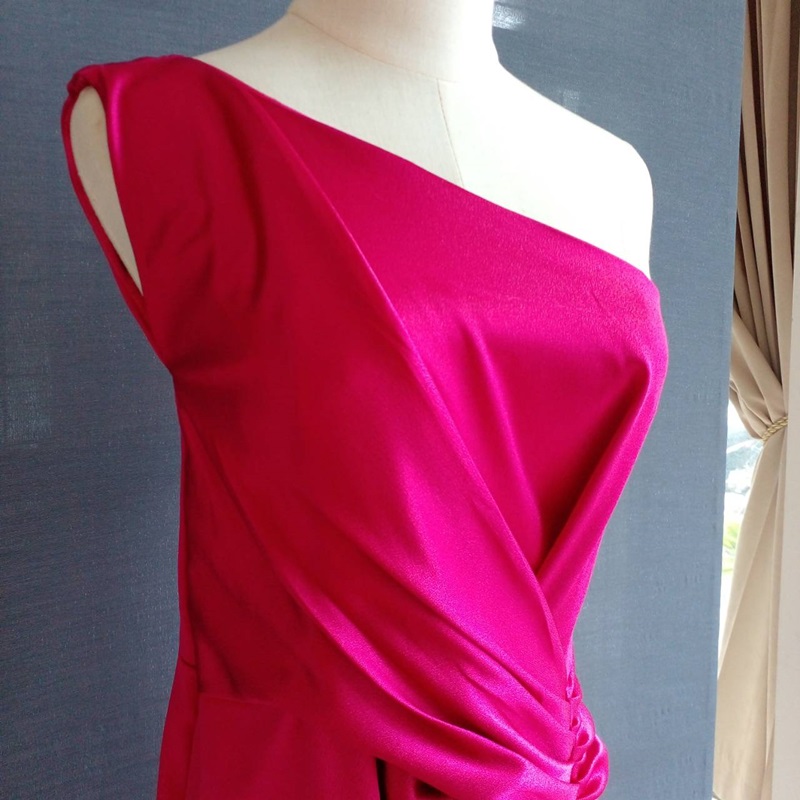 พร้อมเช่า ชุดเดรส เดรสไหล่เดียว แพทเทิร์นเก๋ จับเดรปหน้า สีบานเย็น