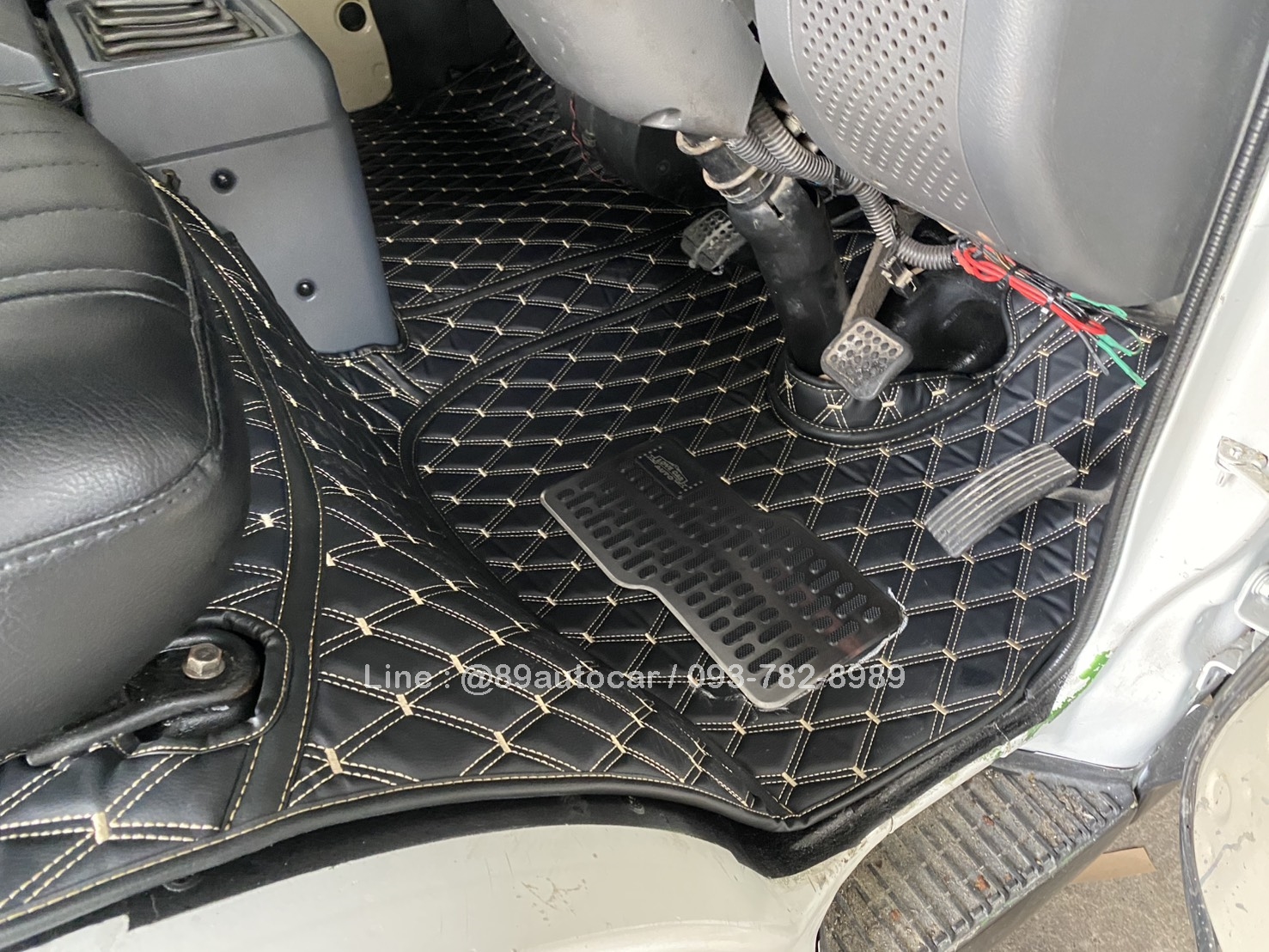 สั่งตัด พรมปูพื้น คู่หน้า รถตู้ Mitsubishi Delica ปูพรมVVIP สีดำด้ายทอง