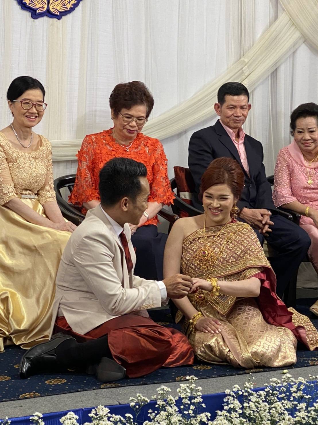 พร้อมเช่า ชุดราตรียาว แขนสามส่วน สีทอง อกแต่งลูกไม้ กรโปรงเนื้อผ้ามัน คาดเอวคริสตัล เพิ่มเข็มกลัดโบว์ช่วงหลัง