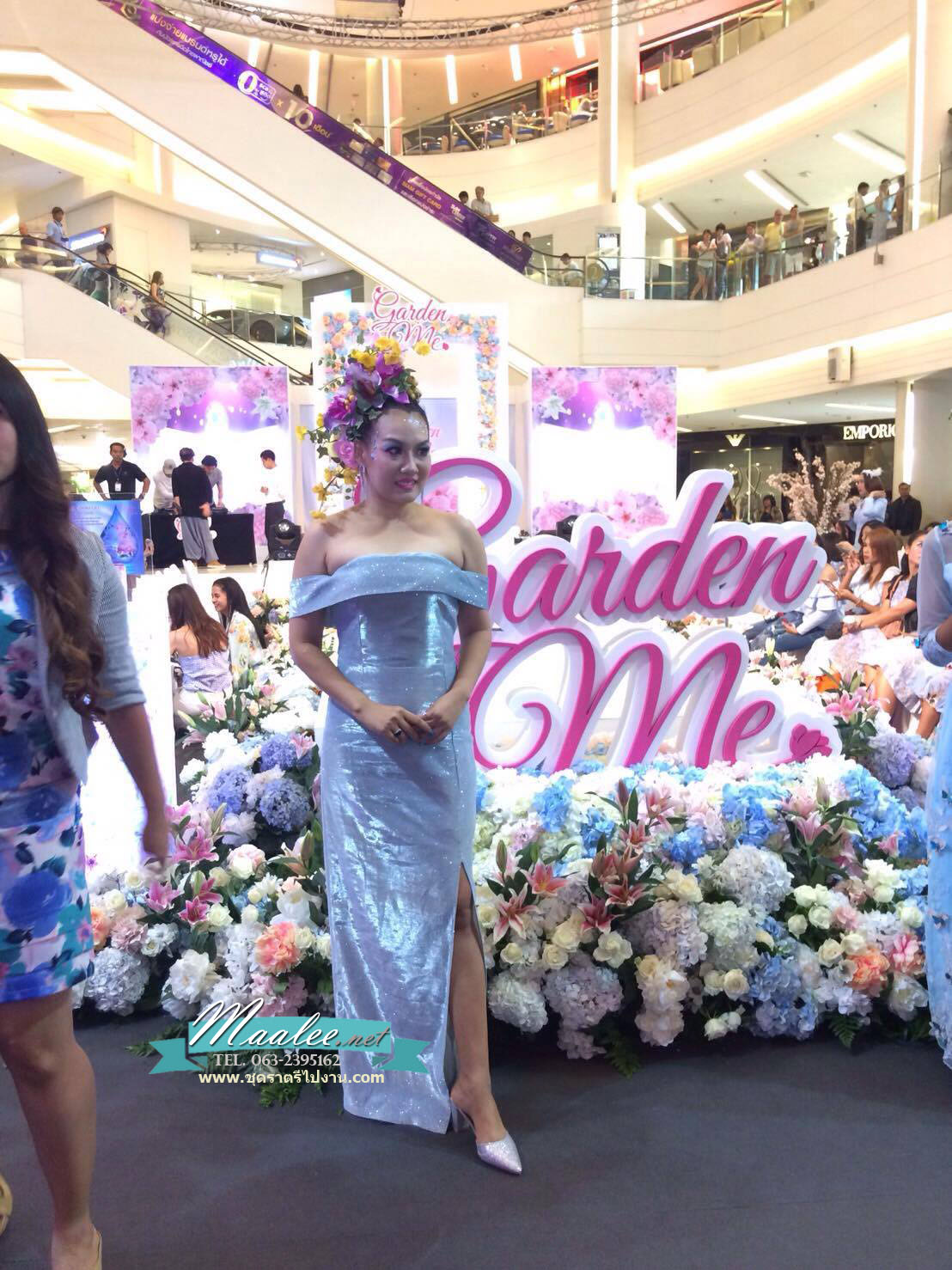 พร้อมเช่า ชุดเดรส ไหล่ปาด ผ่าหน้าขา ผ้า Glitter สีฟ้า