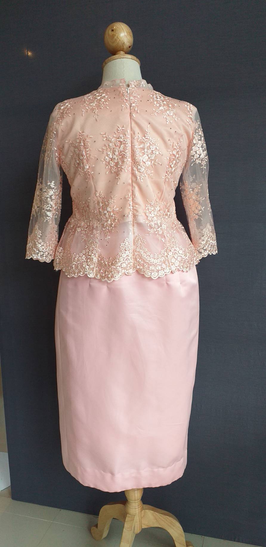 พร้อมเช่า ชุดไทยคุณแม่ เสื้อลูกไม้ ผ้าซิ่น แยกชิ้น เรียบหรู สีโอรส พลัสไซส์