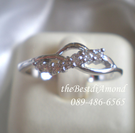 BR970RD+++แหวนเพชร CZ แบบไขว้ (2)+++ แบบแหวนไขว้ น่ารักๆอีกวงค่ะ ดีไซน์น่ารัก สวย เก๋ ใส่ติดนิ้วได้เลย แถมเพชรไม่ใหญ่ แต่ก็เล่นไฟสุดๆ ใส่สวยทุกนิ้วเลย