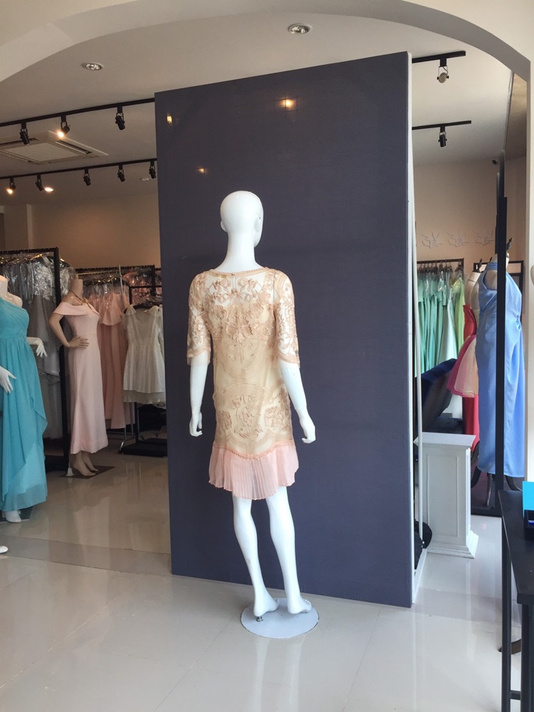 พร้อมส่ง ชุดราตรีสั้น/แขนยาว สี Apricot ลูกไม้ทั้งชุด กระโปรงอัดพลีท (เหลือเฉพาะไซส์ XL)