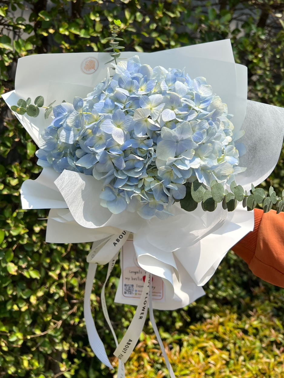Flower Bouquet ดอกไฮเดรนเยียสด สีฟ้า พร้อมตกแต่ง สามารถเปลี่ยนสีได้