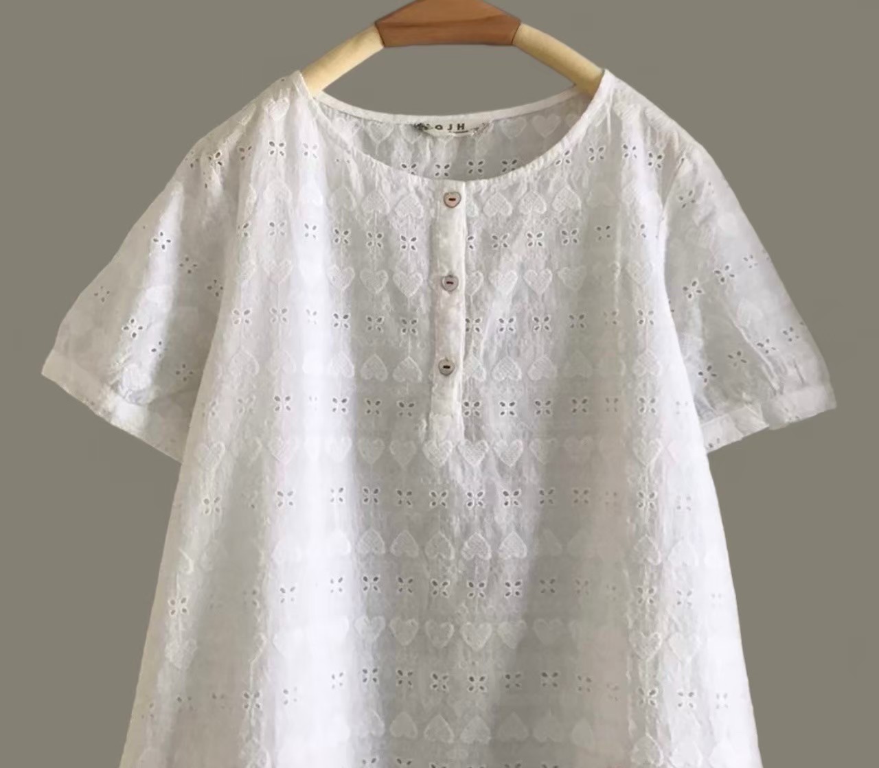 เสื้อผ้าลูกไม้ลายปักแต่งกระเป๋า