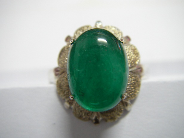 มรกต (Emerald) มรกตโคลัมเบีย สีหวานเขียวสด เนื้อเนียนนูนเด่นสวยงามมาก ขนาด 8x9.5x4.2 mm. นน. 2.3 ct.