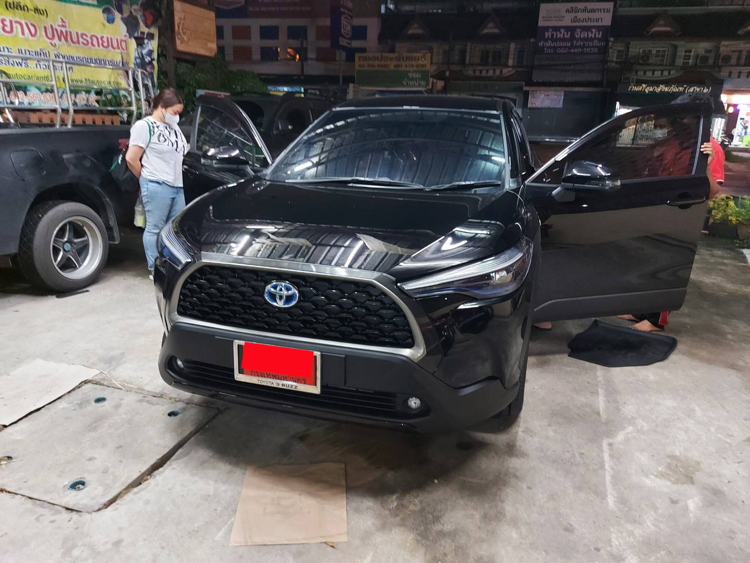 พรมปูพื้นรถยนต์ Toyota Collora Cross 2022 ปูพรม7D สี แดงเลือดหมู + ไวนิลดักฝุ่นสีครีม เข้ารูป