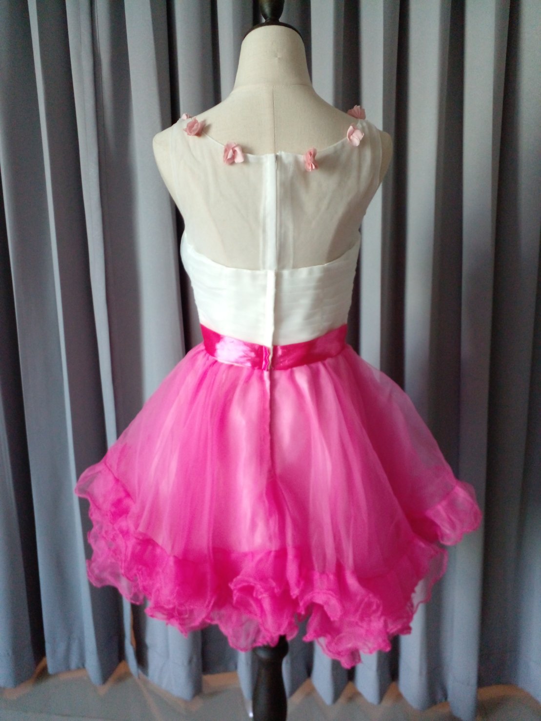 พร้อมเช่า ชุดแฟนซี ชุดราตรีสั้น กระโปรงผ้าแก้วย้วยพองฟู น่ารักมาก แต่งดอกไม้ช่วงอก สีชมพู