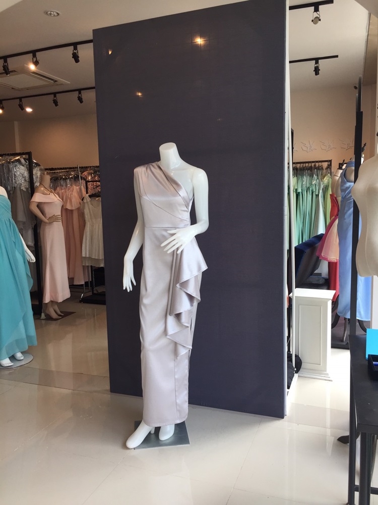 พร้อมเช่า ชุดเดรส เดรสไหล่เดียว ผ้าดัชเชส แพทเทิร์นเนียบ แต่งระบายสะโพก สีเทา