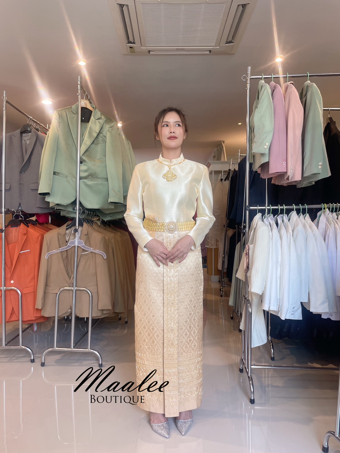 พร้อมเช่า ชุดแต่งงานไทยประยุกต์ สีทอง แขนยาว