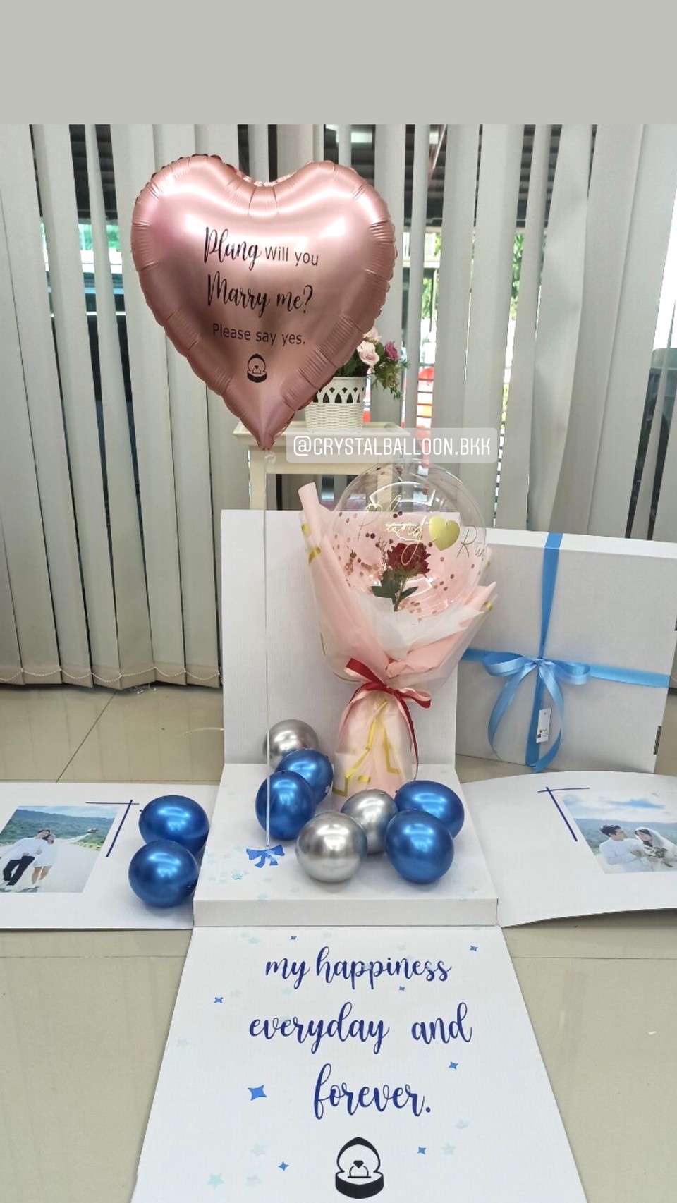 ลูกโป่ง Will You Marry Me? แบบกล่อง พร้อม ช่อดอกกุหลาบประดิษฐ์ 1 ดอก พร้อมตกแต่ง สามารถใส่รูปได้ 2 ใบ สามารถเปลี่ยนสีลูกโป่ง/เปลี่ยนข้อความได้