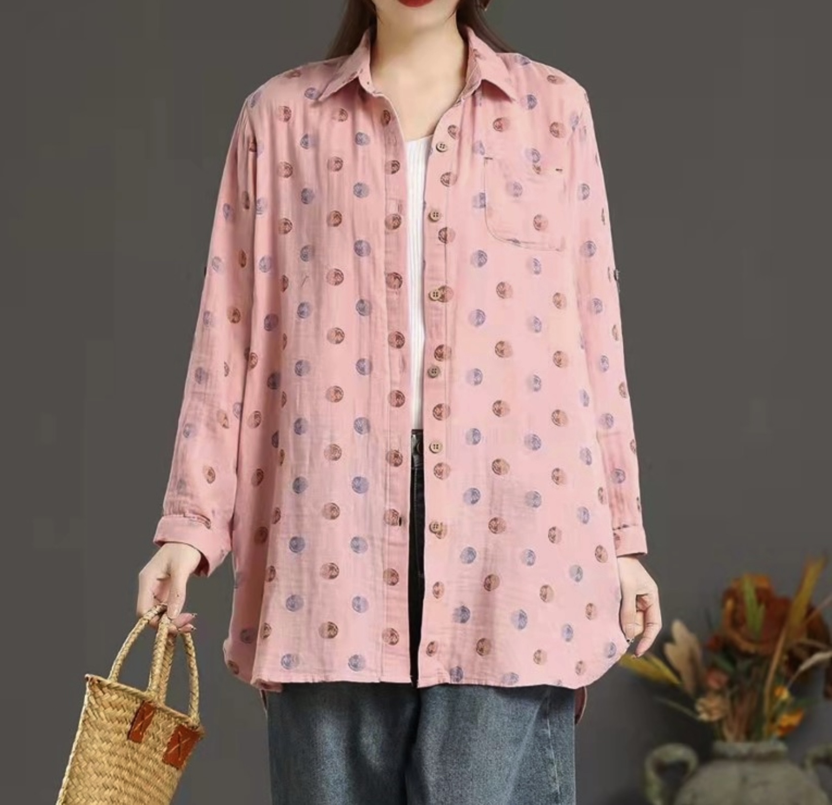 เสื้อเชิ้ตผ้าสาลูลายจุดแต่งกระเป๋า