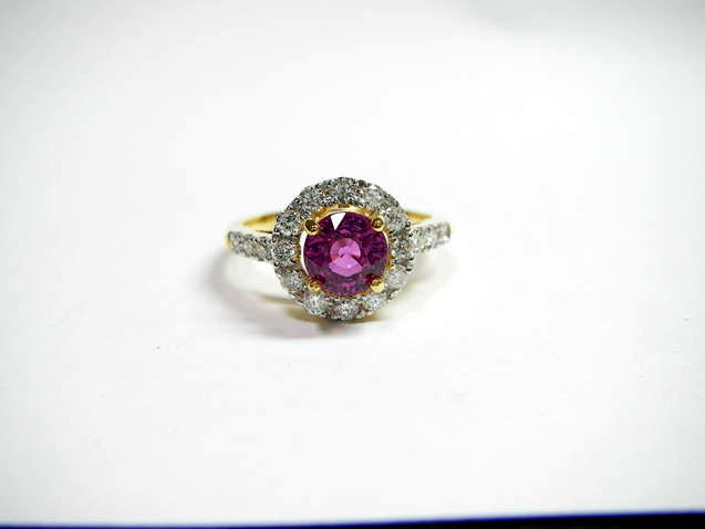 Songea sapphire unheated ซองเจียแดงอมม่วง พลอยดิบเปลี่ยนสีแดงและม่วง สีสวย (พลอยหายาก) ขนาดพลอย 5.89 x 3.98 mm. VVS นน.1.17 ct.เพชร 0.435 ct.