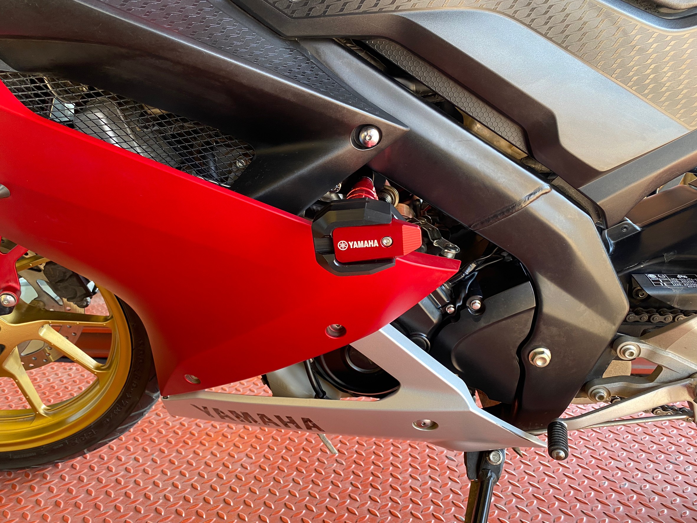 กันล้มข้างเครื่อง YAMAHA R15 V3 ปี2017-2020 งานCNCแข็งแรงทนทาน