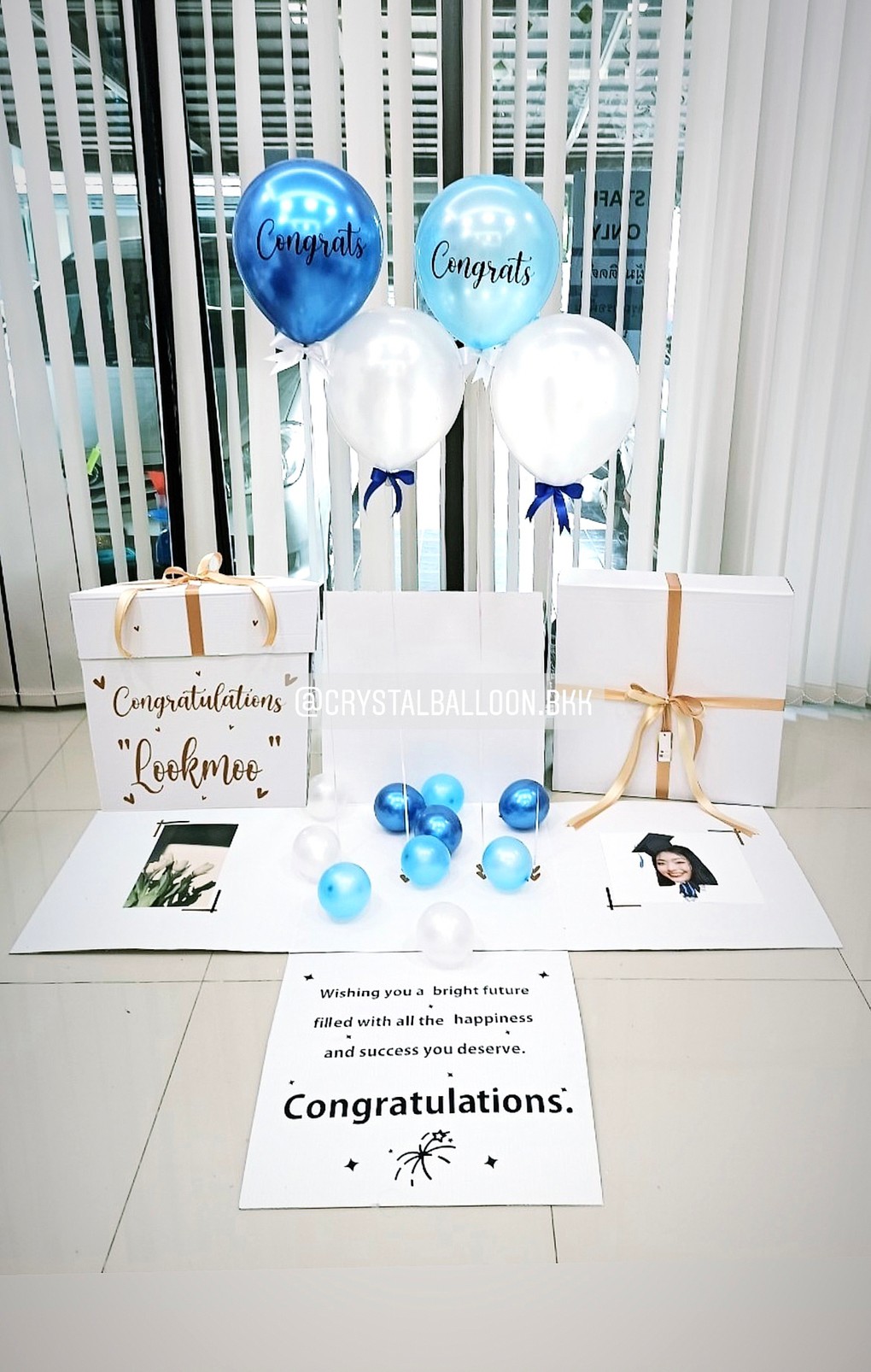 ลูกโป่ง รับปริญญา แบบกล่อง Theme สีฟ้า-ขาว พร้อม สามารถใส่รูปได้ 2 ใบ พร้อมตกเเต่ง สามารถเปลี่ยนสีลูกโป่ง/เปลี่ยนข้อความได้