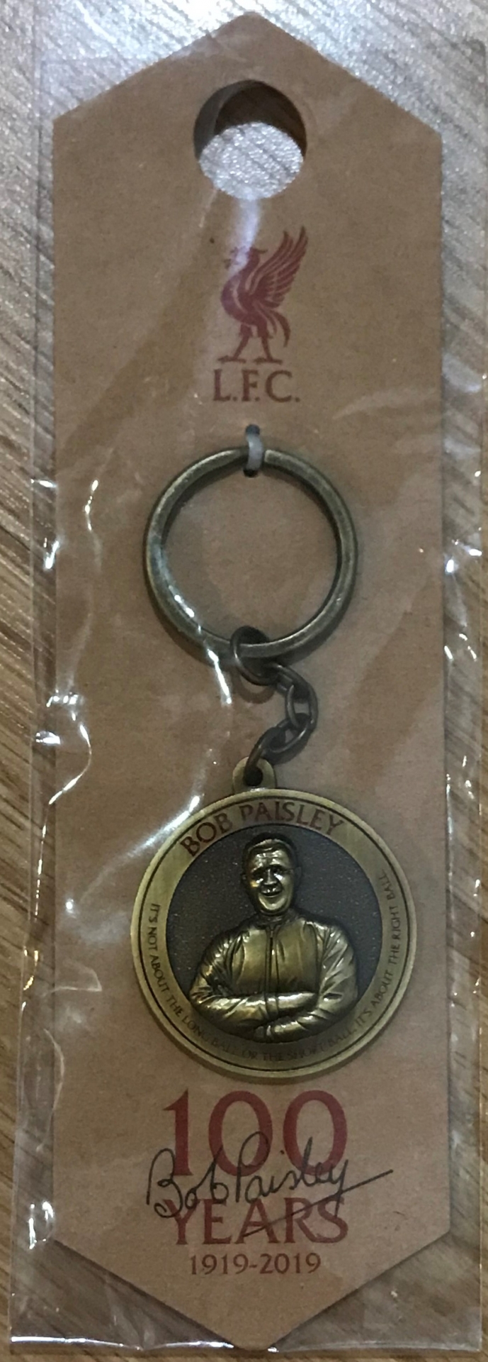 พวงกุญแจ ฟุตบอล สโมสรลิเวอร์พูล - บ็อบ เพสลี่ย์ 100 ปี 1919-2019 ใหม่ / LIVERPOOL Football Club Key Ring - BOB PAISLEY 100 YEARS 1919-2019 NEW