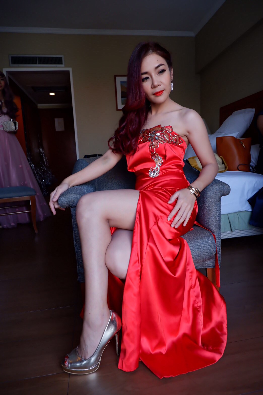 พร้อมเช่า ชุดราตรียาว สีแดง เกาะอกลูกไม้ปัก ทรงหางปลา ผ้าซาติน