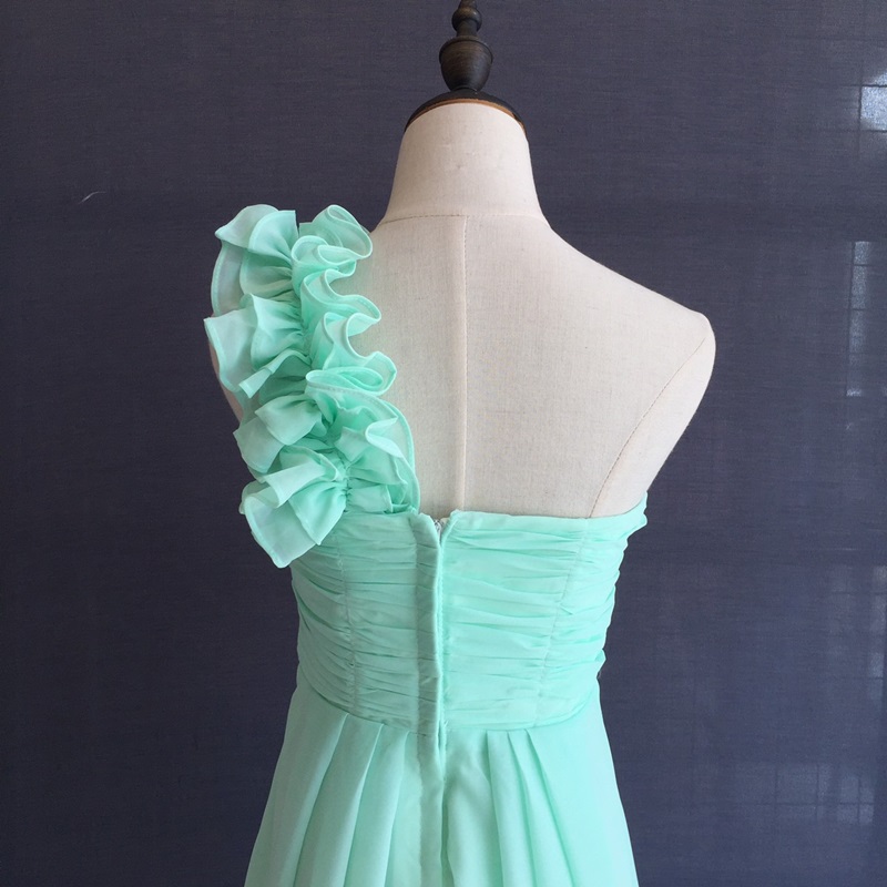 พร้อมส่ง ชุดราตรีสั้น ไหล่เดียว จับเดรปหน้าอก แต่งระบายช่วงไหล่ สีเขียวอ่อน