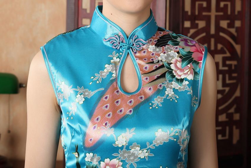 Pre-order กี่เพ้า ผ้าไแพร สีฟ้า ทอลายนกยูง ตัดเย็บอย่างดี