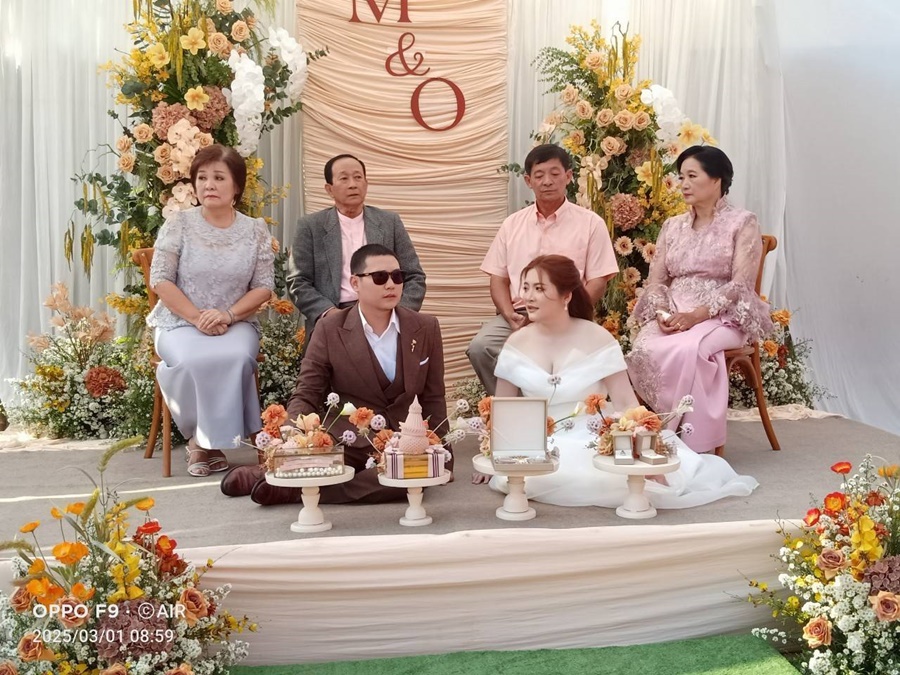 พร้อมเช่า ชุดไทยคุณแม่ เสื้อลูกไม้คอกลม สีเทา แขนตุ๊กตาสามส่วน กระโปรง แยกชิ้น