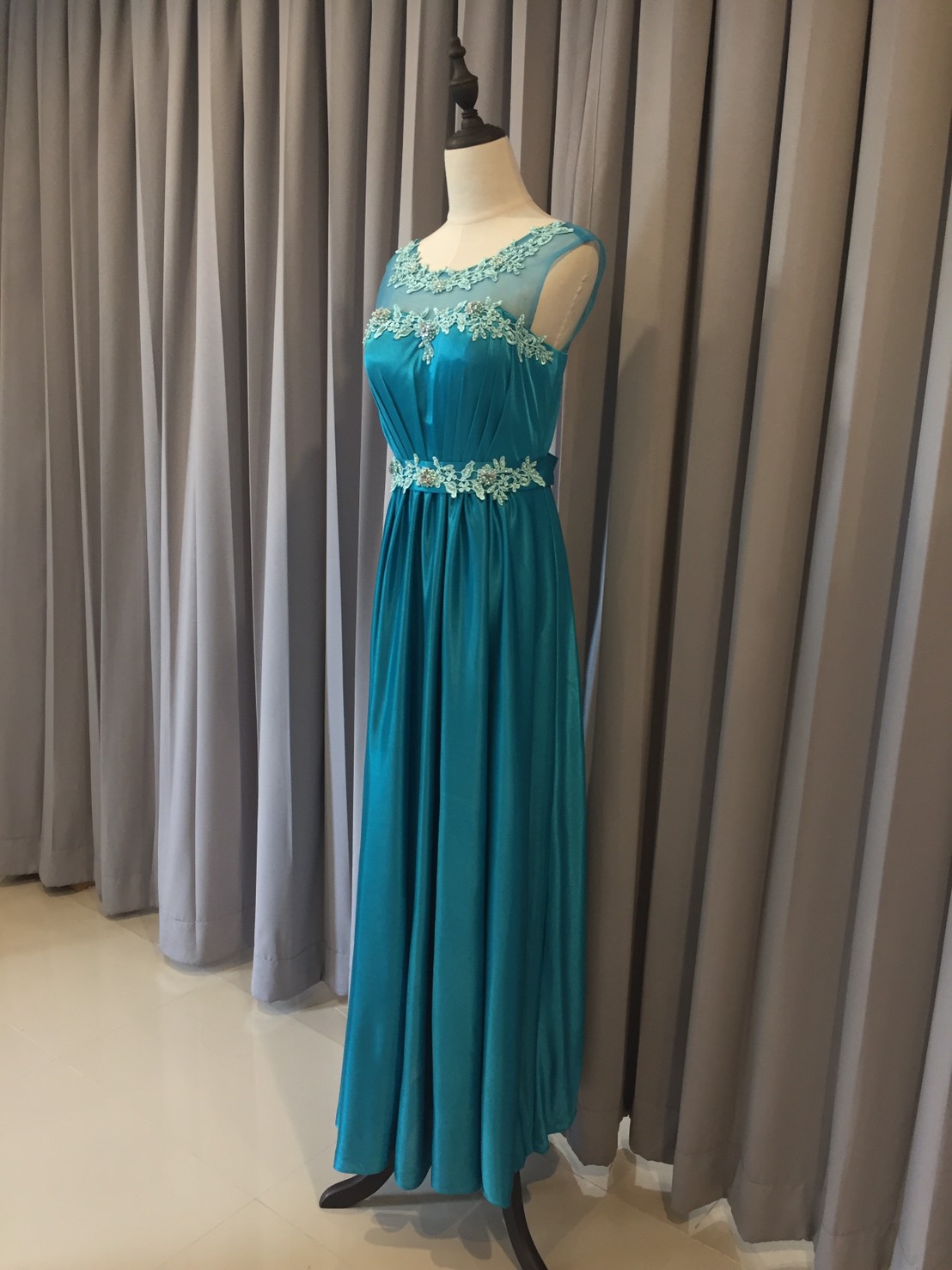 พร้อมเช่า ชุดราตรียาว แขนกุด สีเขียวน้ำทะเล เนื้อผ้ามันใส่สบาย แต่งมุกปักเลื่อมสวยหรูทั้งอกและเอว